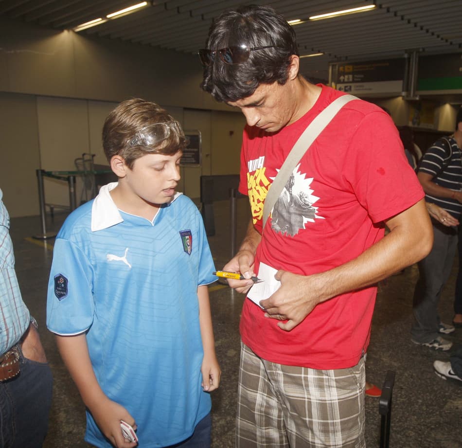 Marcos González chega ao Rio para assinar com o Fla