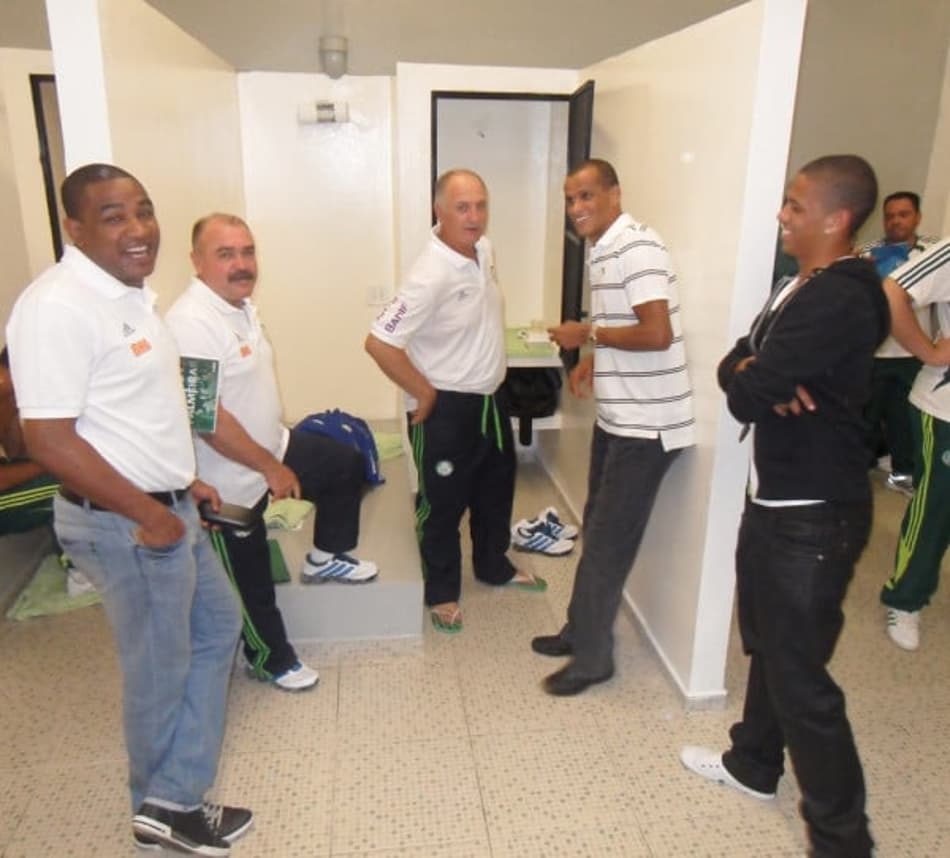 Rivaldo visita vestiário alviverde e conversa com Felipão