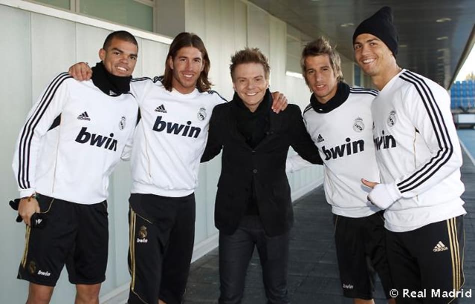 Ai, se eu te pego! Michel Teló visita Real e ganha destaque no site do clube espanhol