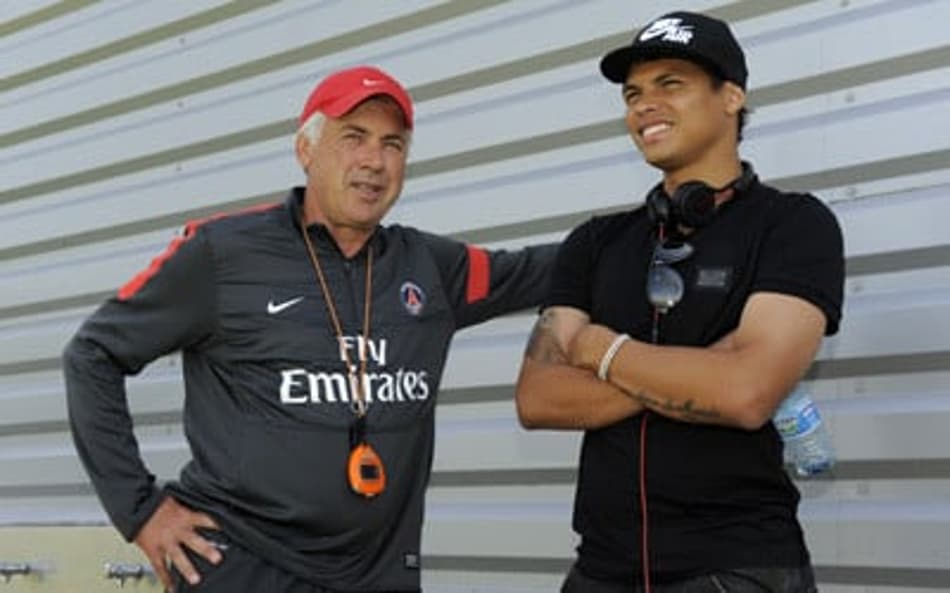 Thiago Silva visita companheiros de PSG