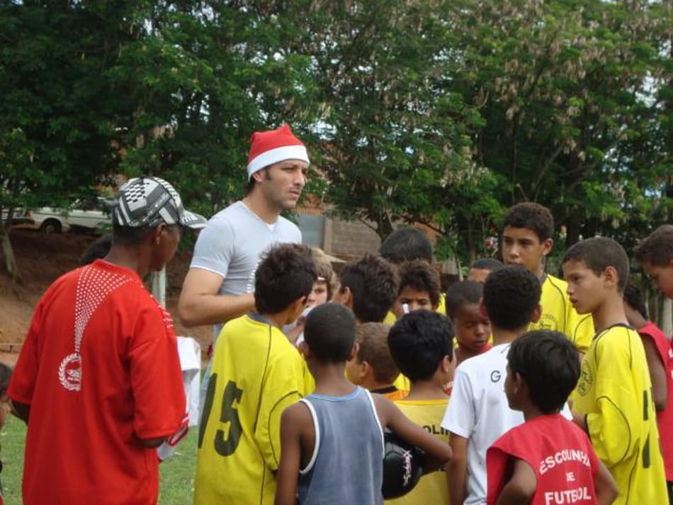 Dracena ataca de Papai Noel em comunidade no interior