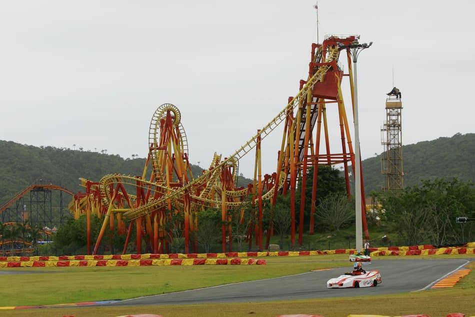 Montanha-russa é atração ao lado do Kartódromo do Beto Carrero (Crédito: Bruno Terena/RF1)