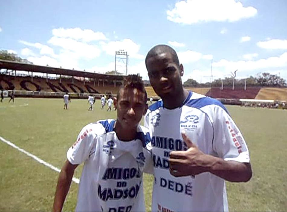 Dedé e Neymar em jogo festivo em Volta Redonda (Foto: Divulgação)