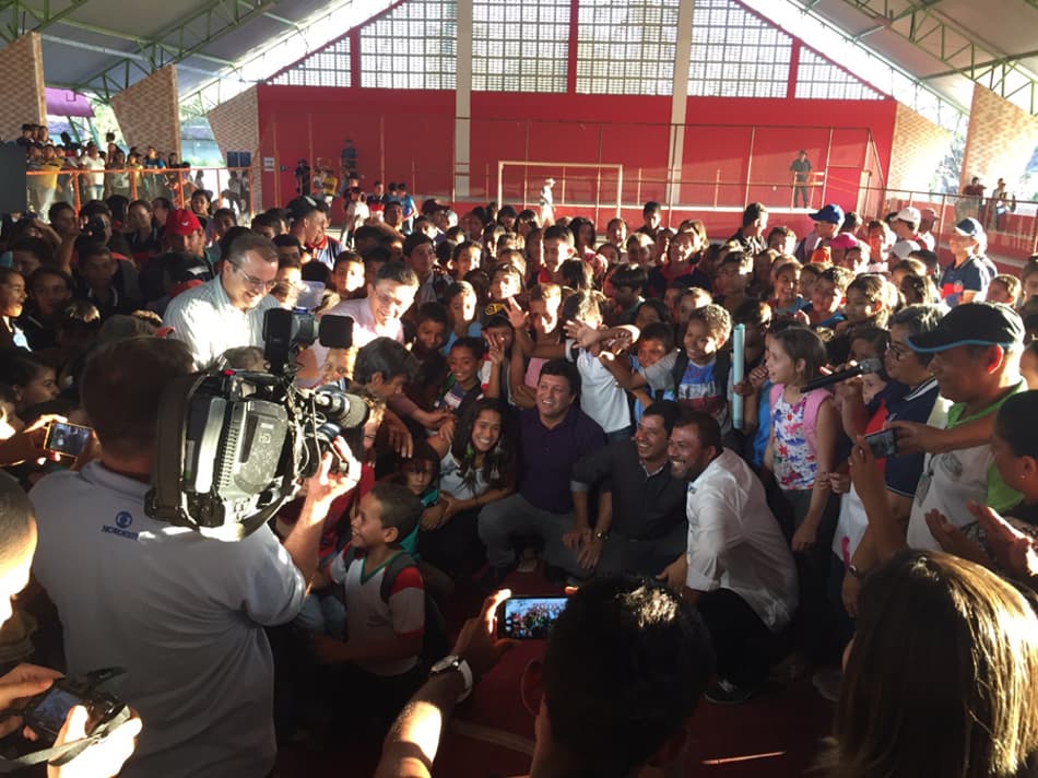 Teliana Pereira volta às origens e visita cidade natal após oito anos