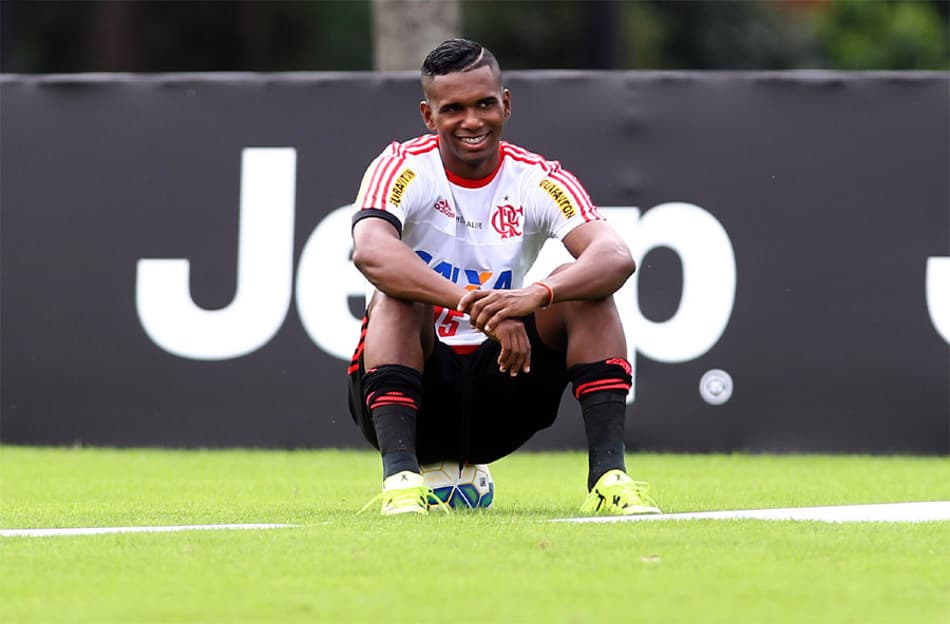 Em coletivo no Fla, Oswaldo de Oliveira define substitutos de afastados