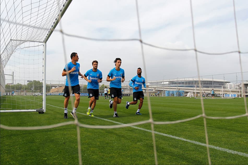 Grêmio tem dúvidas para escalar dupla de volantes contra o Flamengo