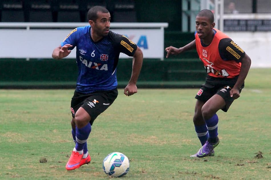 Lateral compara luta contra Z4 no Vasco e no Bota: 'Salário em dia'