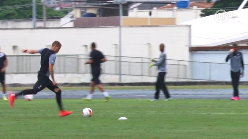 VÍDEO: Que efeito! Joia do Botafogo quase faz golaço em treino