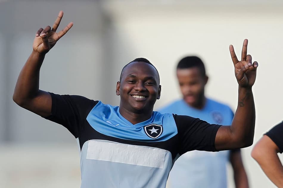 Botafogo faz treino tático com dupla de velocidade no ataque