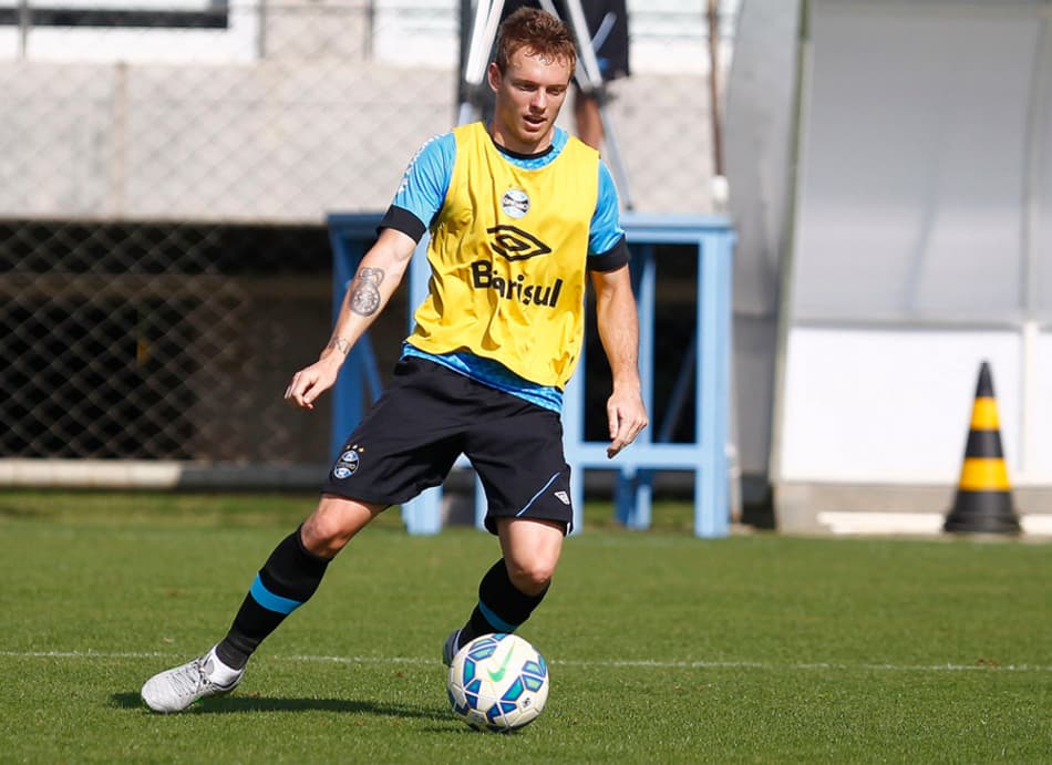 Moisés promete dedicação caso tenha chance como titular do Grêmio