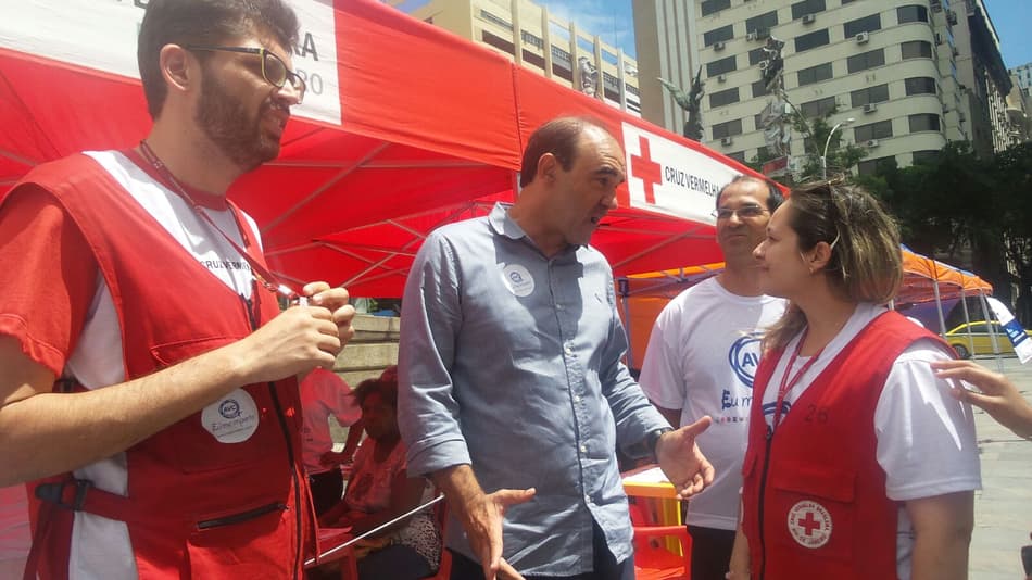 Técnico Ricardo Gomes participa de campanha de prevenção de AVC