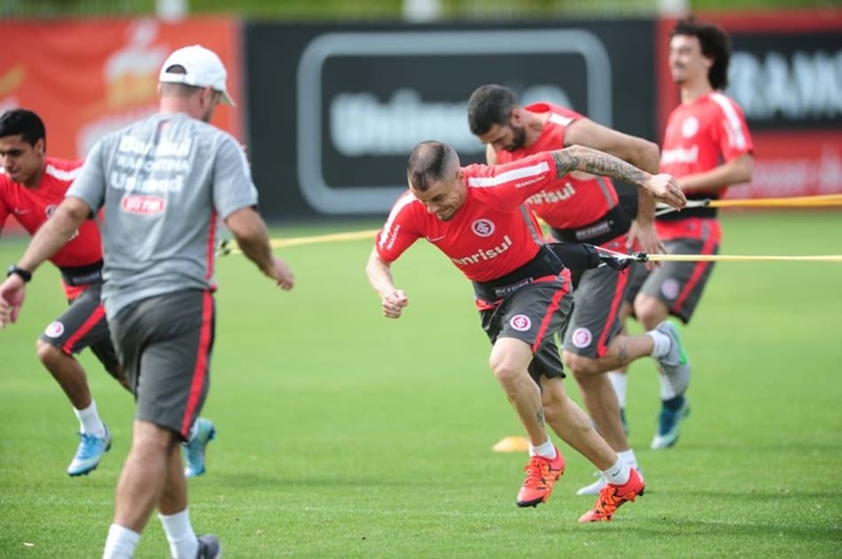 Argel Fucks explica opção por Sasha e D'Ale no banco: 'Não estão seguros'