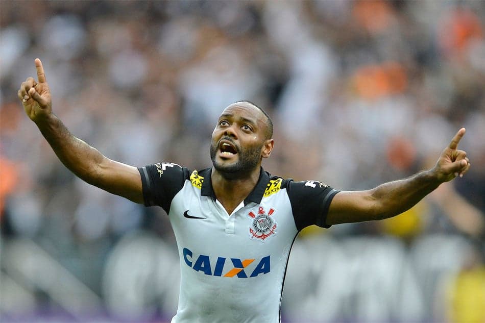 Love se espelha em colegas para voltar à Seleção e faz lobby por Tite