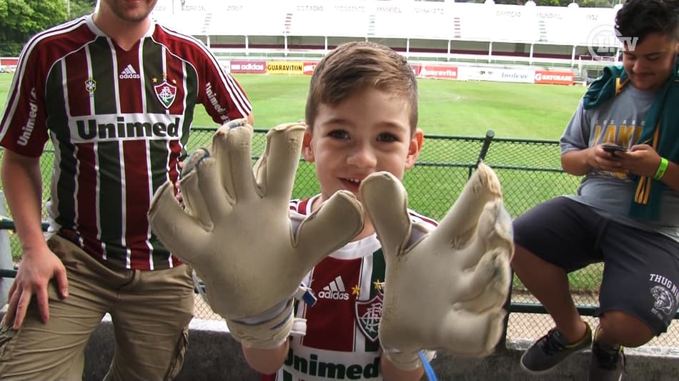 Torcedor mirim do Fluminense faz gols e ganha presente de Cavalieri
