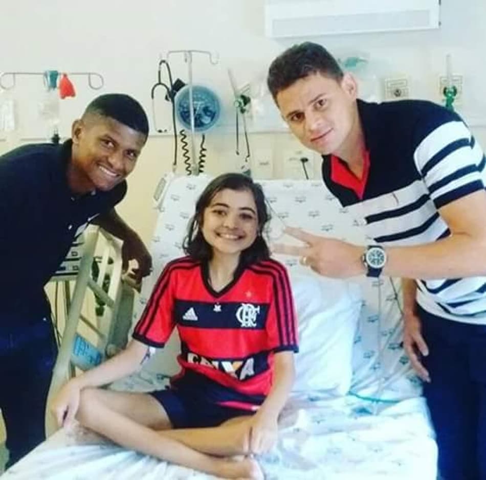 Jogadores do Flamengo visitam criança internada com doença rara
