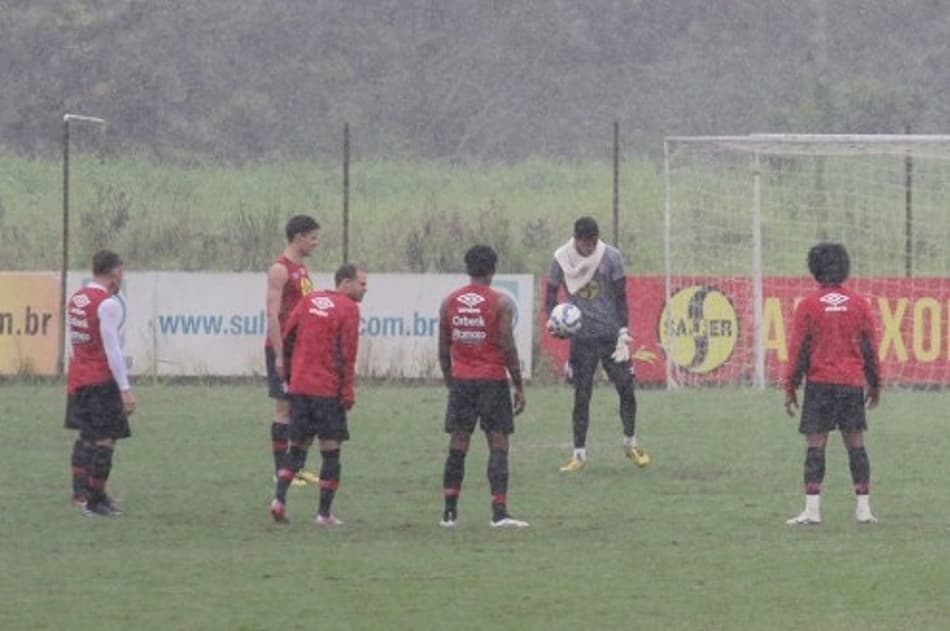 Sob fortes chuvas, Joinville se prepara para duelo com o Santos