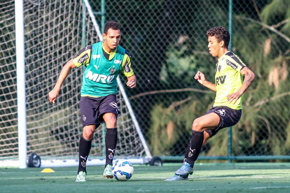 Lateral Mansur é oficializado no Sport