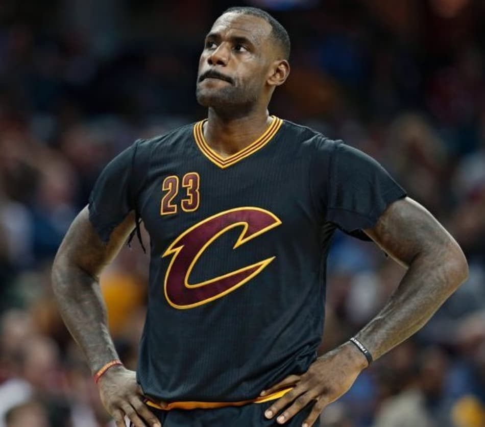 LeBron se irrita e rasga a camisa durante vitória sobre o Knicks