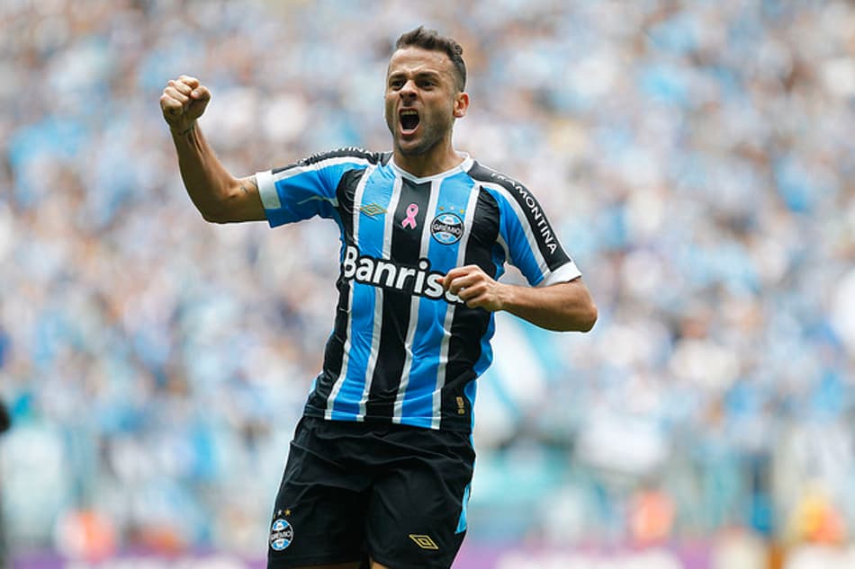 Bobô avalia disputa entre os atacantes do Grêmio