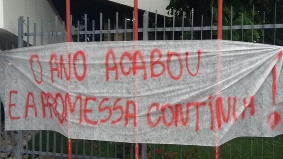 Bandeira de Mello recebe torcedores durante protesto na Gávea