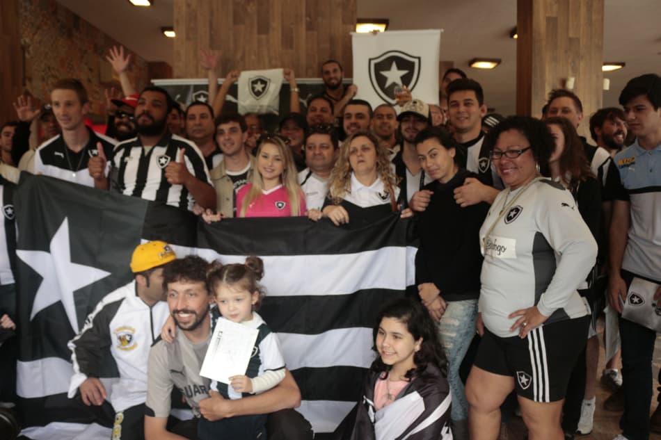 Antes da decisão, torcida alvinegra faz a festa em restaurante