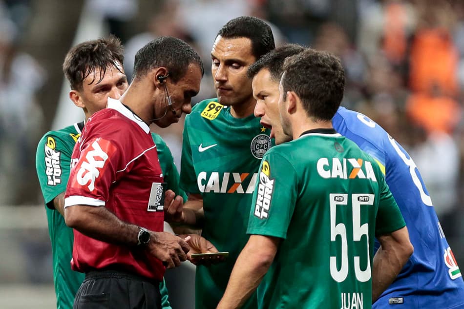 Diretor de futebol do Coritiba diz ter perdido a paciência