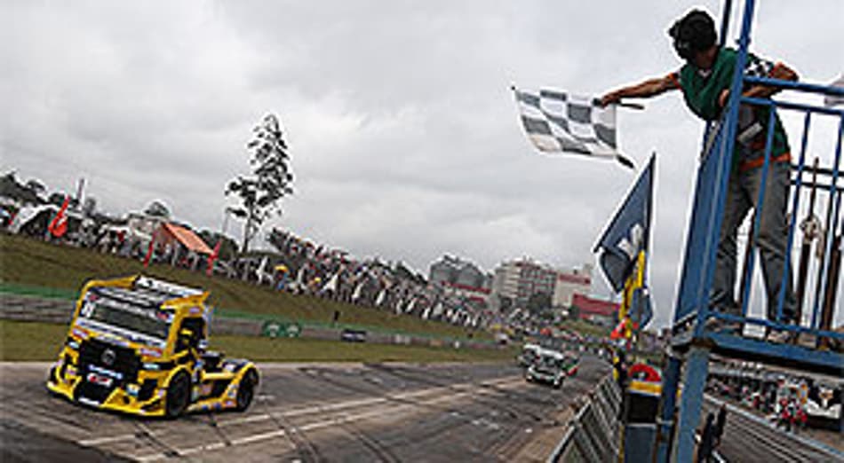 Felipe Giaffone vence Fórmula Truck em Cascavel