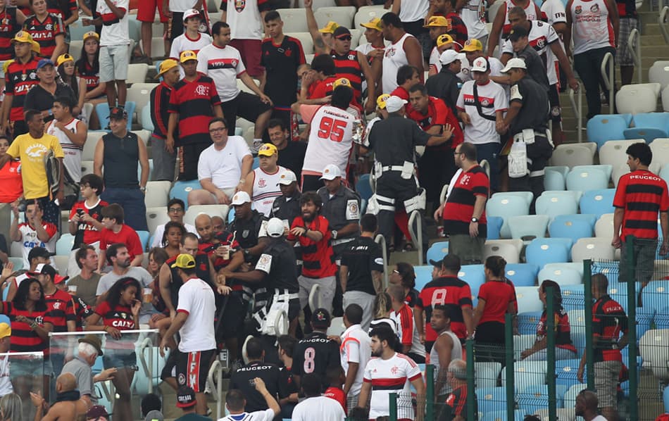 Mesmo com vitória, torcida cerca ônibus do Fla na saída do Maracanã