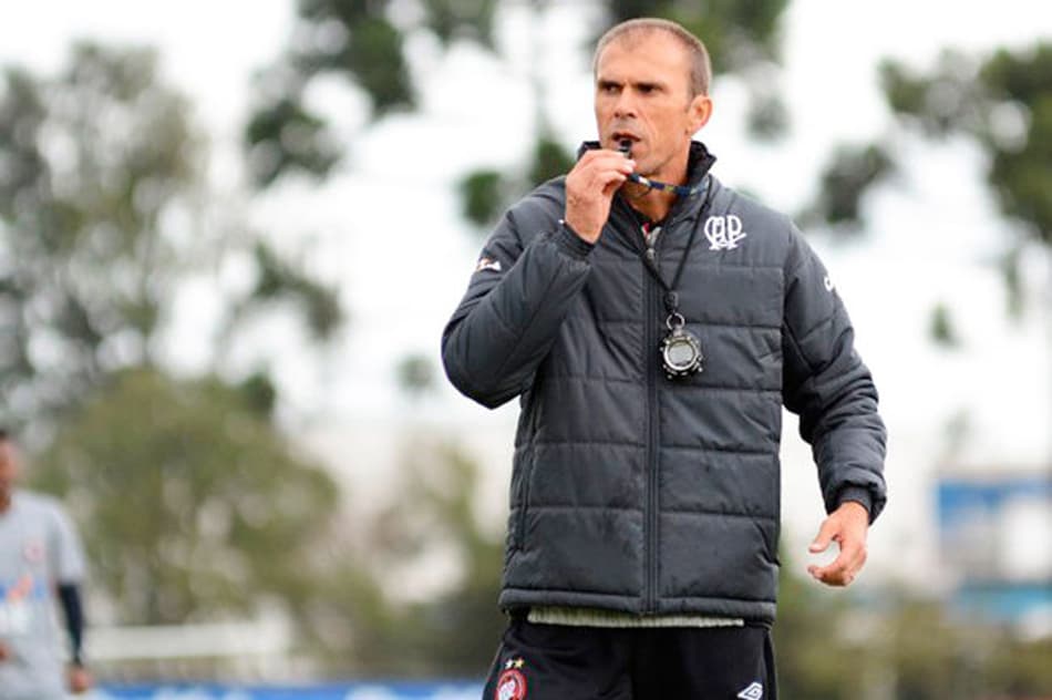 Milton Mendes quer atitude diferente do Santa Cruz diante do Atlético-MG
