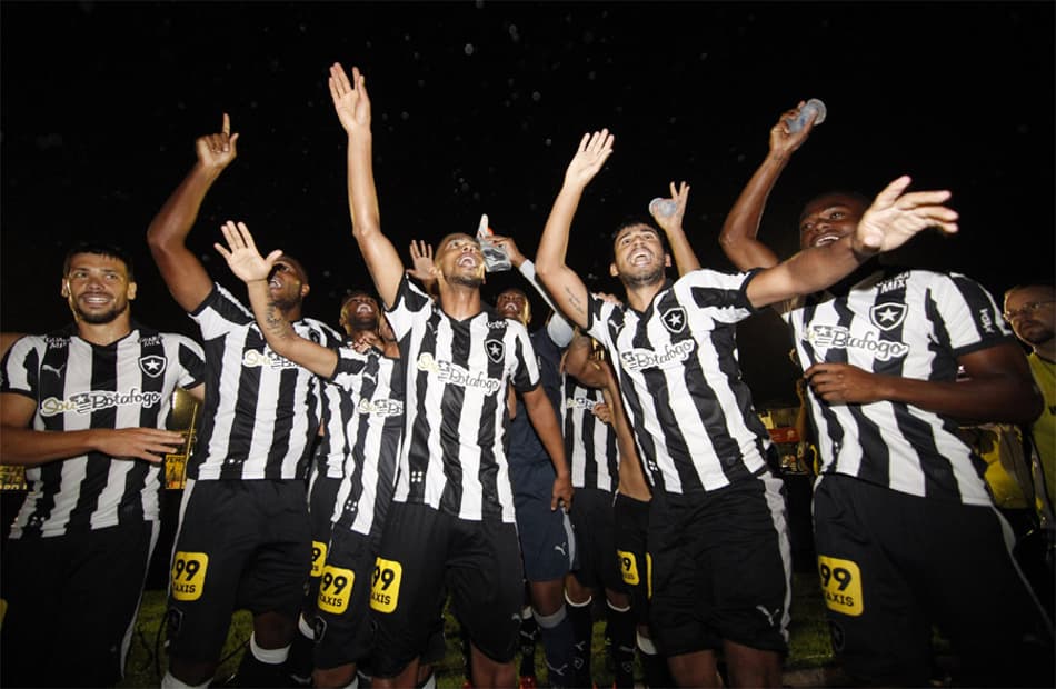 Na festa do título, Botafogo recebe de sócio-torcedor o troféu do Movimento por um Futebol Melhor