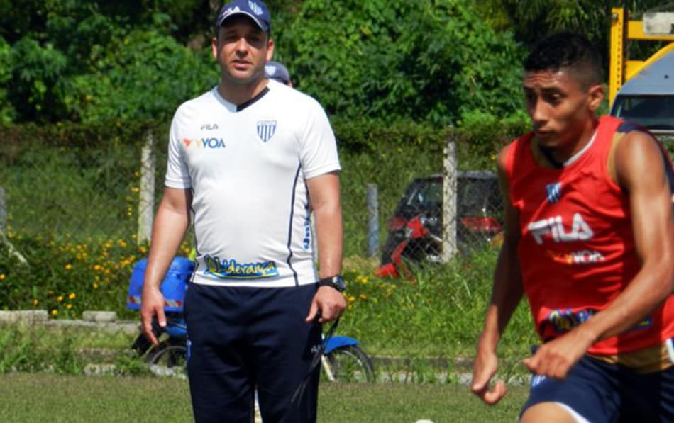 Técnico do Avaí confirma três meias para partida diante do Brusque