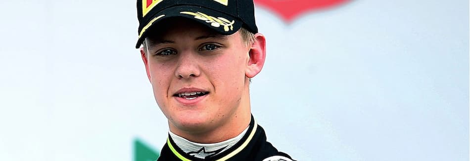 Mick Schumacher, filho de Michael, é visto nos arredores da sede da Ferrari