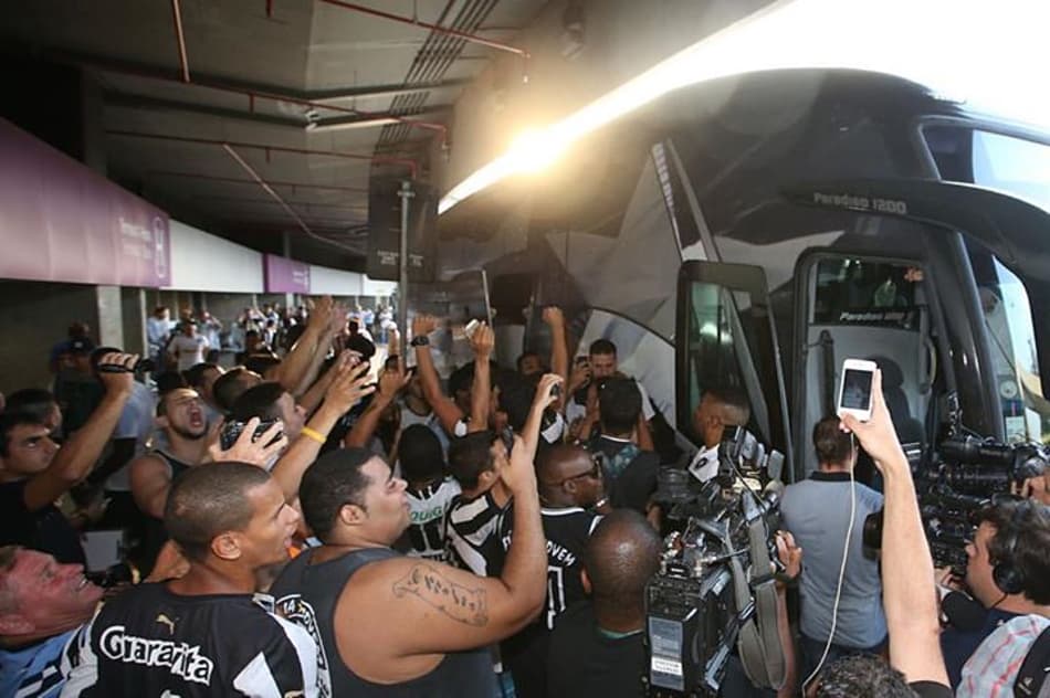 Após acesso, Botafogo desembarca no Rio com festa da torcida