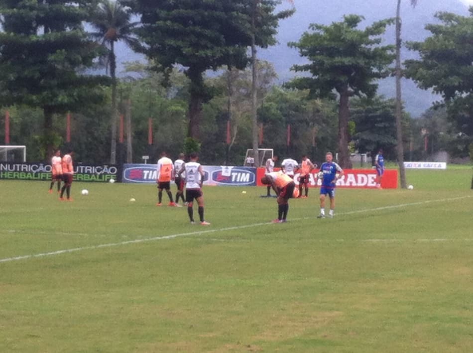 Com Ederson em campo, Fla realiza treino tático e rachão descontraído