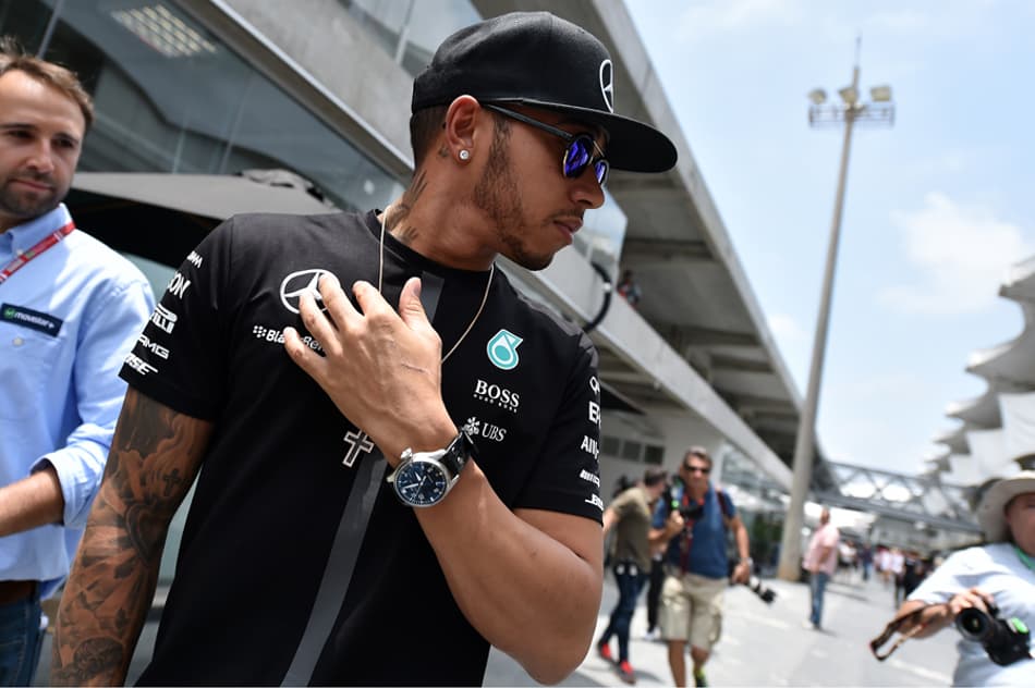 Hamilton aproveita título antecipado para 'curtir a vida adoidado'