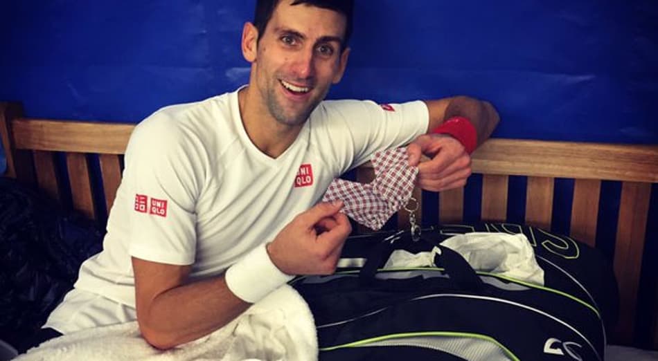 Novak Djokovic recebe o short da sorte de Wawrinka em Londres