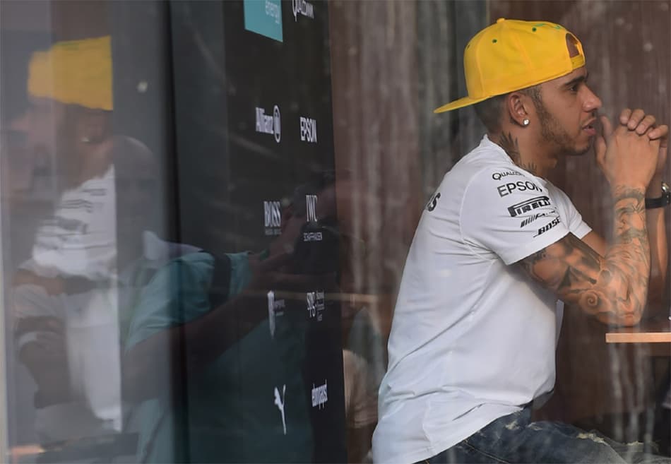 Lewis Hamilton dispara críticas contra Vettel, Webber e Raikkonen