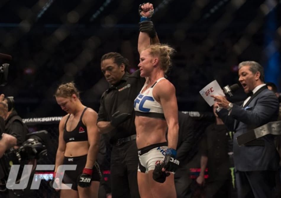 Jon Jones parabeniza ‘irmãzona’ Holm após conquista de título no UFC