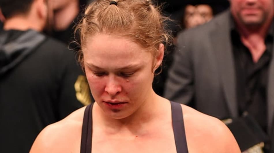 Ronda Rousey abatida após derrota no UFC (FOTO: Reprodução)