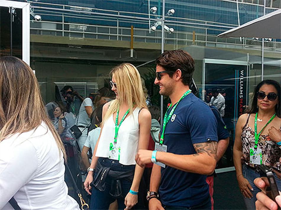 FOTO – Jogador de futebol Pato visita os boxes do GP do Brasil