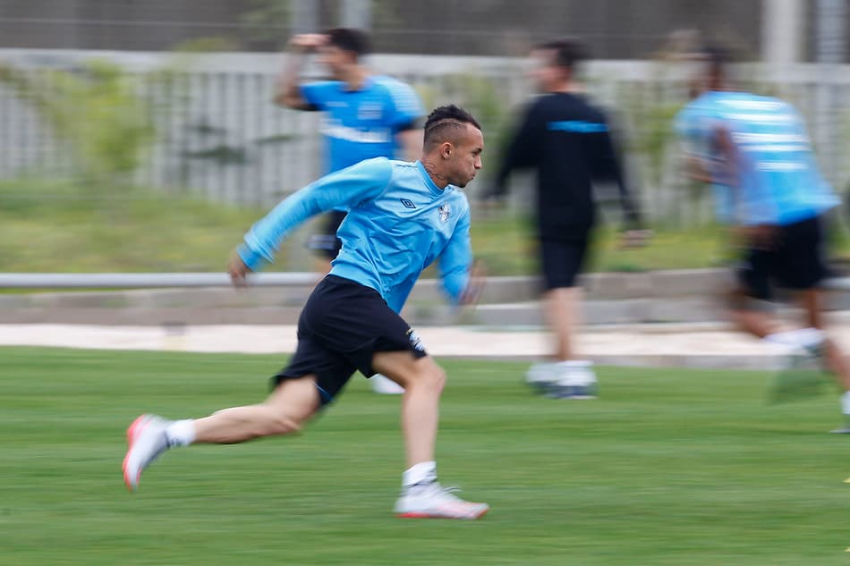 Roger Machado orienta joia gremista a assistir vídeos de Douglas Costa