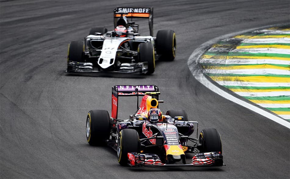 Daniil Kvyat lamenta ter perdido posição para Perez nos boxes