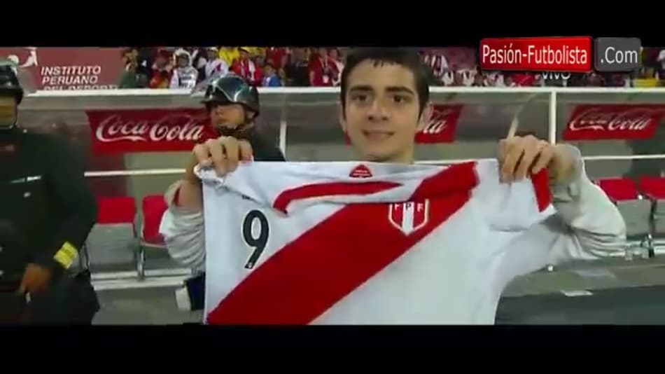 VÍDEO: Torcedor peruano recebe camisa de Guerrero e exibe presente como troféu