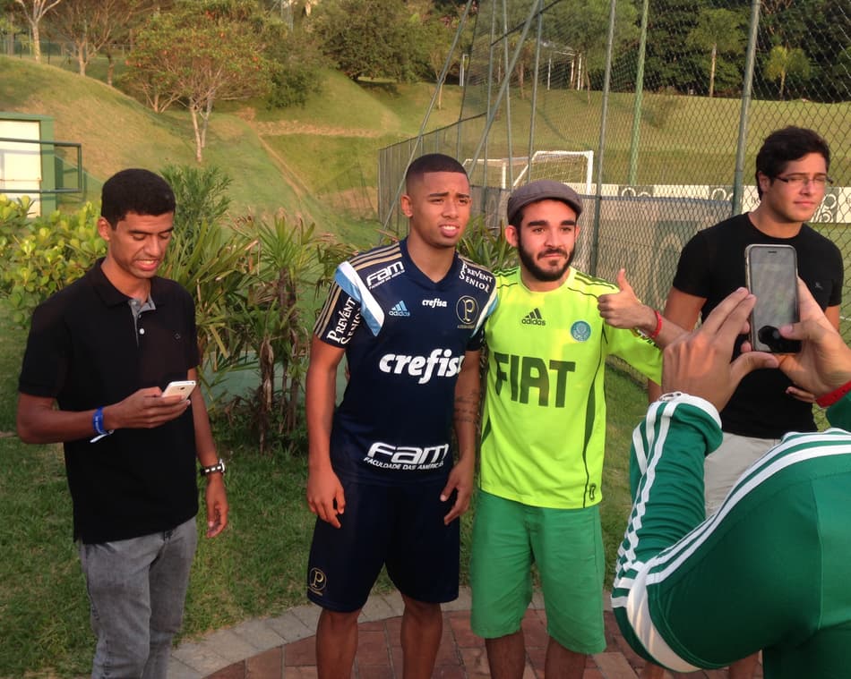 Jogadores do Palmeiras posam para fotos após treino em Atibaia