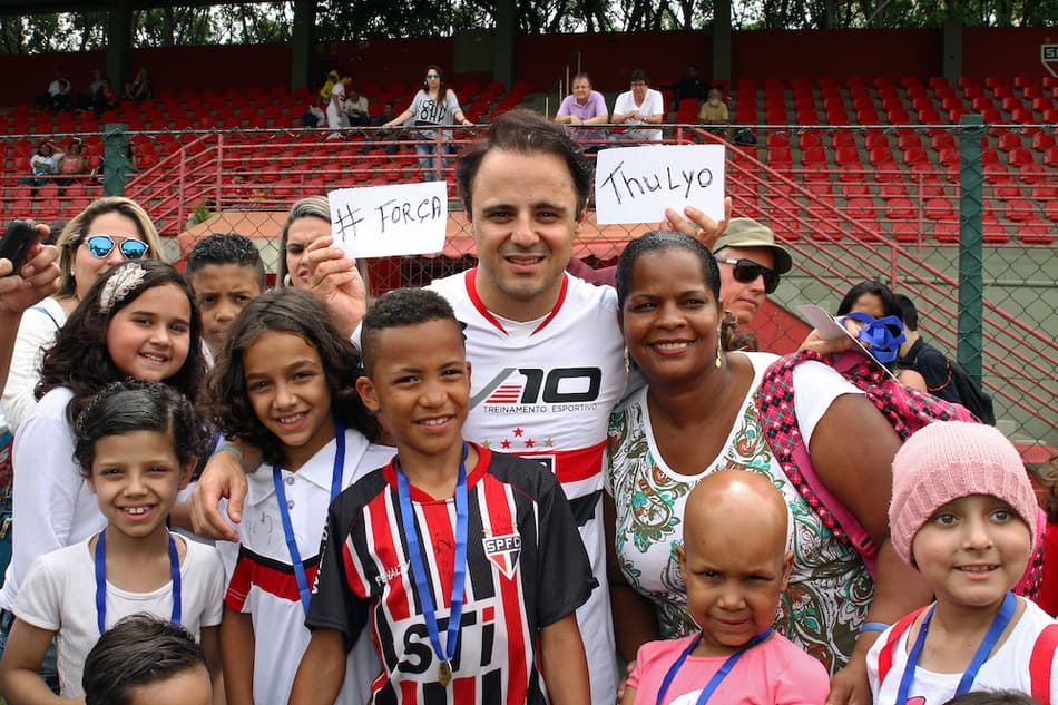 Em reunião de pilotos, Felipe Massa participa de jogo no CT do São Paulo