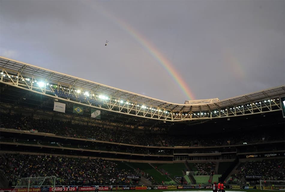 Palmeiras pode dar 11ª volta olímpica em casa; Peixe já fez muita festa fora