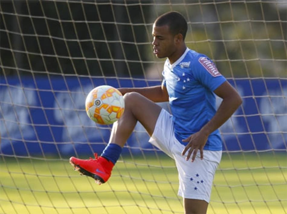 Sporting quer lateral-direito do Cruzeiro, diz jornal português
