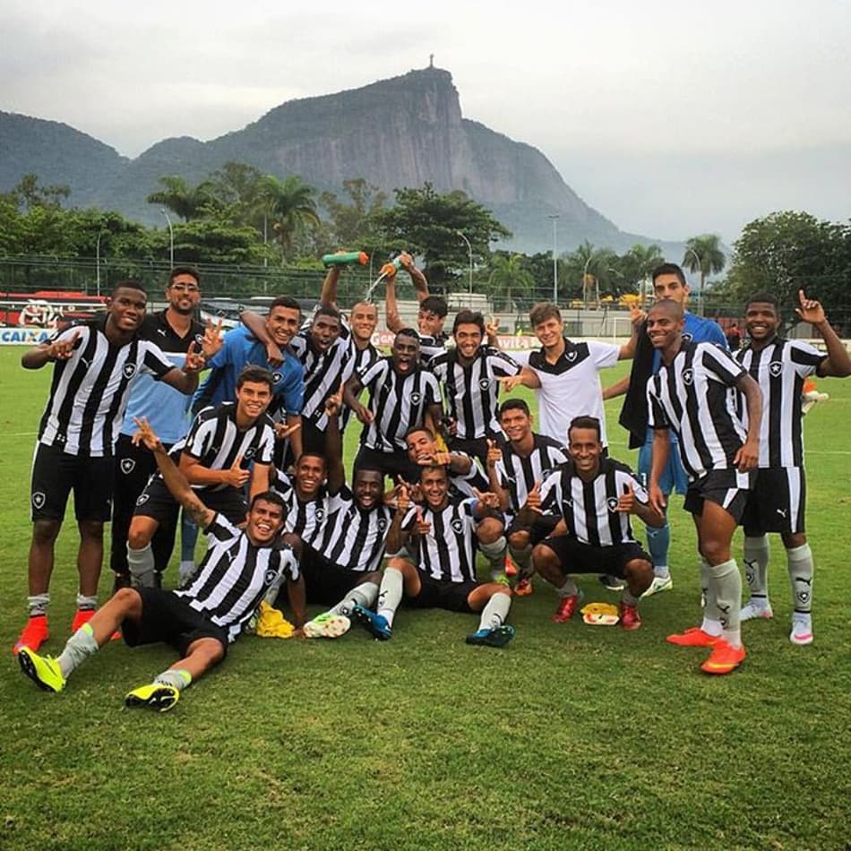 Botafogo vence o Flamengo, de virada, e está na final do Torneio OPG