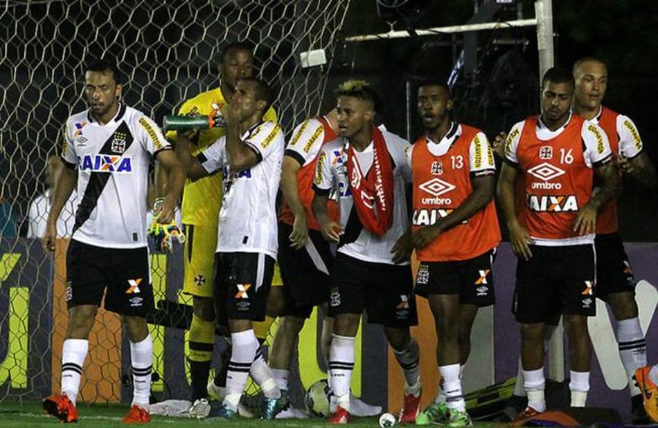 NÚMEROS: Julio Cesar é o melhor do Vasco em empate contra o Timão