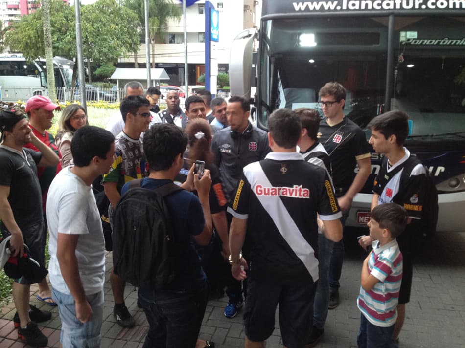 Vasco chega a Joinville com Eurico, alta cúpula e assédio da torcida